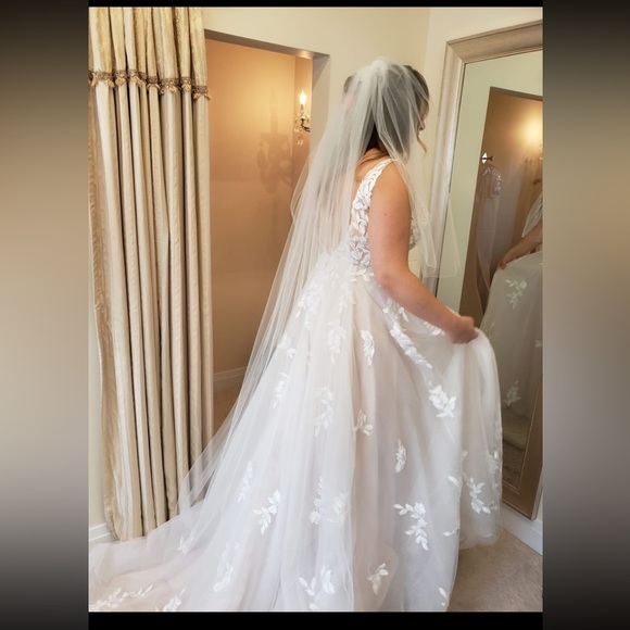 Beautiful Tulle Wedding Veil (Chapel length with blusher) - Picture 2 of 4